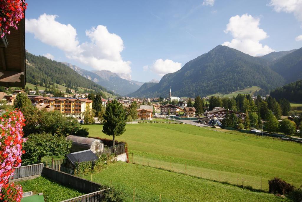 Hotel Villa Mozart Pozza di Fassa Eksteriør bilde